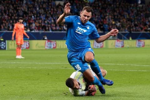 v.li.: Anthony Lopes (Torwart, Lyon, 1), Adam Szalai (Hoffenheim, 28), Zweikampf, Spielszene, Duell, duel, tackle, tackling, Dynamik, Action, Aktion, Fussball, UEFA Champions League, TSG 1899 Hoffenheim - Olympique Lyon,