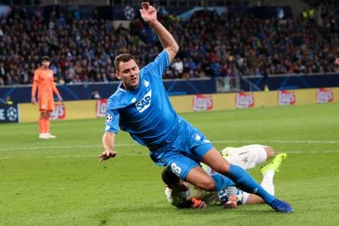 v.li.: Anthony Lopes (Torwart, Lyon, 1), Adam Szalai (Hoffenheim, 28), Zweikampf, Spielszene, Duell, duel, tackle, tackling, Dynamik, Action, Aktion, Fussball, UEFA Champions League, TSG 1899 Hoffenheim - Olympique Lyon,
