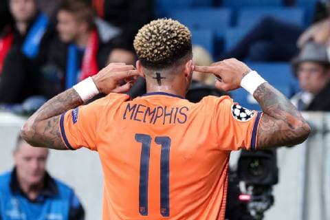 Torschütze Memphis Depay (Lyon, 11) hält sich die Ohren zu, jubelt über das Tor zum 2:3, Jubel, Torjubel, Torerfolg, celebrate the goal, goal, celebration, Jubel ueber das Tor, optimistisch, Spielszene, Highlight, Action, Aktion, Fussball, UEFA Champions League, TSG 1899 Hoffenheim - Olympique Lyon,