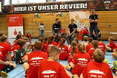 Handball, Herren, 1. Bundesliga, Saison 2018 19, Ferien-Camp der Füchse Berlin, Fragerunde mit Simon Ernst (Nr. 2, Füchse Berlin), Christoph Reißky (Nr. 43, Füchse Berlin) und Koordinator Volker Zerbe (Füchse Berlin), 23.10.18, Copyright: xMichaelxHundtx xMatthiasxKochx