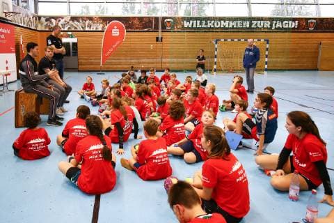 Handball, Herren, 1. Bundesliga, Saison 2018 19, Ferien-Camp der Füchse Berlin, Fragerunde mit Simon Ernst (Nr. 2, Füchse Berlin), Christoph Reißky (Nr. 43, Füchse Berlin) und Koordinator Volker Zerbe (Füchse Berlin), 23.10.18, Copyright: xMichaelxHundtx xMatthiasxKochx