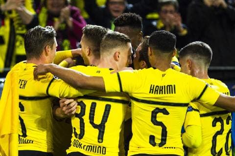 GER, UEFA CL, Borussia Dortmund vs Atletico Madrid 24.10.2018, Signal Iduna Park, Dortmund, GER, UEFA CL, Borussia Dortmund vs Atletico Madrid, UEFA REGULATIONS PROHIBIT ANY USE OF PHOTOGRAPHS AS IMAGE SEQUENCES AND OR QUASI-VIDEO im Bild picture shows: Axel Witsel (Borussia Dortmund 28) trifft zum 1:0 und jubelt mit Lukasz Piszczek (Borussia Dortmund 26), Jacob Bruun Larsen (Borussia Dortmund 34), Achraf Hakimi (Borussia Dortmund 5) und Christian Pulisic (Borussia Dortmund 22) vor den Fans,