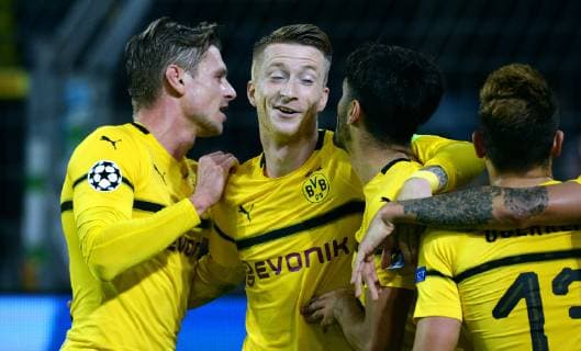 Fussball, UEFA Champions League, Herren, Saison 2018 2019, Gruppe A, 3. Spieltag, Signal Iduna Park Dortmund, Bor. Dortmund (gelb) - Atletico Madrid (blau) 4:0; Jubel Marco Reus (BVB), zusammen mit Lukasz Piszczek (BVB), Mahmoud Dahoud (BVB). Jubel, Freude, Aktion. UEFA REGULATIONS PROHIBIT ANY USE OF PHOTOGRAPHS AS IMAGE SEQUENCES AND OR QUASI-VIDEO.