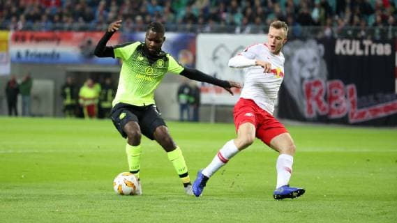 RB Leipzig - Celtic Glasgow Fussball Euro League Leipzig, 25.10.2018, Red Bull Arena, Fussball, UEFA EURO EM Europameisterschaft Fussball League , Gruppe B, 3.Spieltag , RB Leipzig vs. Celtic Glasgow , Im Bild von links; Odsonne Edouard (22, Celtic) und Lukas Klostermann (16, RB Leipzig) , Gemäß den Vorgaben der UEFA ist es untersagt, in dem Stadion und oder vom Spiel angefertigte Fotoaufnahmen in Form von Sequenzbildern und oder videoähnlichen Fotostrecken zu verwerten bzw. verwerten zu lassen. ,