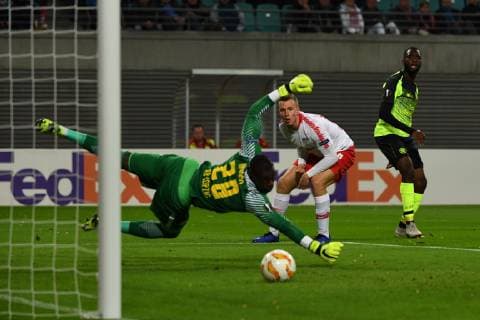 Fussball, Herren, Saison 2018 2019, Europa League (Gruppe B, 3. Spieltag) RB Leipzig - Celtic Glasgow, TW Yvon Mvogo (Nr. 28, Celtic Glasgow), Lukas Klostermann (Nr. 16, RB Leipzig), Odsonne Edouard (Nr. 22, Celtic Glasgow), 25.10. 2018, Copyright: xMatthiasxKochx
