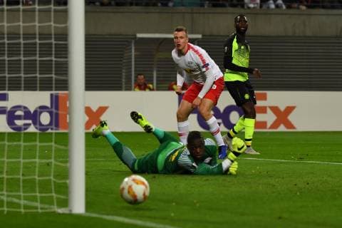 Fussball, Herren, Saison 2018 2019, Europa League (Gruppe B, 3. Spieltag) RB Leipzig - Celtic Glasgow, TW Yvon Mvogo (Nr. 28, Celtic Glasgow), Lukas Klostermann (Nr. 16, RB Leipzig), Odsonne Edouard (Nr. 22, Celtic Glasgow), 25.10. 2018, Copyright: xMatthiasxKochx