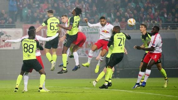 RB Leipzig - Celtic Glasgow Fussball Euro League Leipzig, 25.10.2018, Red Bull Arena, Fussball, UEFA Europa League , Gruppe B, Spieltag 3 , RB Leipzig (GER) vs. Celtic FC Glasgow FC (SCO) , Im Bild: Dedryck Boyata (mi., 20, Celtic) gegen Willi Orban (4, RB Leipzig) und Matheus Cunha (20, RB Leipzig) , UEFA æregulations prohibit any use of photographs as image sequences and or quasi-video.