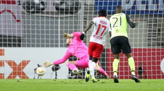 RB Leipzig - Celtic Glasgow Fussball Euro League Leipzig, 25.10.2018, Red Bull Arena, Fussball, UEFA EURO EM Europameisterschaft Fussball League , Gruppe B, 3.Spieltag , RB Leipzig vs. Celtic Glasgow , Im Bild; Tor für RB Leipzig. Bruma (17, RB Leipzig) trifft zum 2:0. , Gemäß den Vorgaben der UEFA ist es untersagt, in dem Stadion und oder vom Spiel angefertigte Fotoaufnahmen in Form von Sequenzbildern und oder videoähnlichen Fotostrecken zu verwerten bzw. verwerten zu lassen. ,