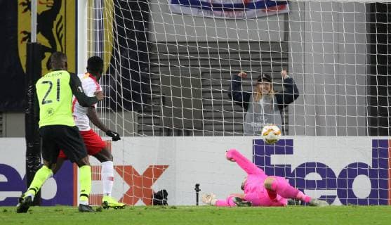 GER, Europa League, Gruppe B, RasenBallsport Leipzig vs Celtic Glasgow 25.10.18 , Leipzig, Red Bull Arena, GER, Saison 2018 2019, UEFA Europa League, Gruppe B, 3.Spieltag von 6 RasenBallsport Leipzig vs Celtic Glasgow im Bild Bruma (Leipzig) erzielt das Tor zum 2:0 , Torwart Craig Gordon (Glasgow) machtlos DFL regulations prohibit any use of photographs as image sequences and or quasi-video