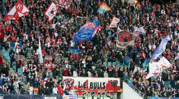 RB Leipzig - Celtic Glasgow Fussball Euro League Leipzig, 25.10.2018, Red Bull Arena, Fussball, UEFA EURO EM Europameisterschaft Fussball League , Gruppe B, 3.Spieltag , RB Leipzig vs. Celtic Glasgow , Im Bild; Fans von RB Leipzig. , Gemäß den Vorgaben der UEFA ist es untersagt, in dem Stadion und oder vom Spiel angefertigte Fotoaufnahmen in Form von Sequenzbildern und oder videoähnlichen Fotostrecken zu verwerten bzw. verwerten zu lassen. , Für die Verletzung der Persönlichkeitsrechte und des Datenschutzes der abgebildeten Personen übernimmt PICTURE POINT bzw. und der Urheber des Fotos keine Haftung! ,