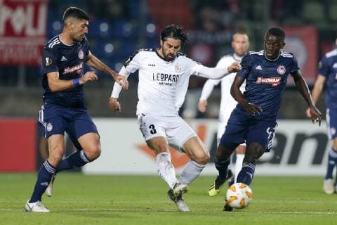 Fussball Europa League 2018 - 2019 24.10.2018, Fussball Europa League, UEFA Europa League, 2018-2019, Gruppenphase, Gruppe F, Spieltag 3, Luxemburg, Stade Josy Barthel, Luxemburg (LUX) - F91 Dudelange, Düdelingen, - Olympiakos Piräus (GRE) vl: Milan Bisevac (F91 Duedelingen - 3) - Mady, Mohamed Camara (Olympiakos Piräus, Olympiakos Piraeus, 4)