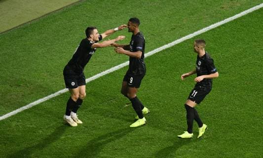 25.10.2018, xmhx, Fussball UEFA Europa League, Eintracht Frankfurt - Apollon Limassol FC emspor, v.l. Filip Kostic (Eintracht Frankfurt) schießt ein Tor, erzielt ein Tor, trifft das Tor zum, goal, goal scored zum 1:0, Jubel, Freude, Torjubel, jubeln, freuen, Filip Kostic (Eintracht Frankfurt), Sebastien Haller (Eintracht Frankfurt), Mijat Gacinovic (Eintracht Frankfurt) (DFL DFB REGULATIONS PROHIBIT ANY USE OF PHOTOGRAPHS as IMAGE SEQUENCES and or QUASI-VIDEO) Frankfurt am Main