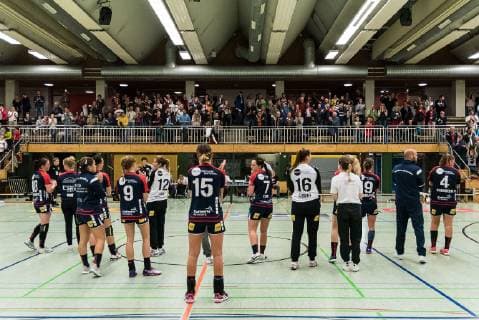 entaeuschte Herrenberger bedanken sich bei Fans, SG H2Ku Herrenberg Kuties vs. Fuechse Berlin, Handball, 2.Bundesliga, Frauen, HBF, Saison 18 19, 27.10.2018, SG H2Ku Herrenberg Kuties vs. Fuechse Berlin, Handball, 2.Bundesliga, Frauen, HBF, Saison 18 19, 27.10.2018 Herrenberg Copyright: xEIBNER WolfgangxFrankx EP_WFK