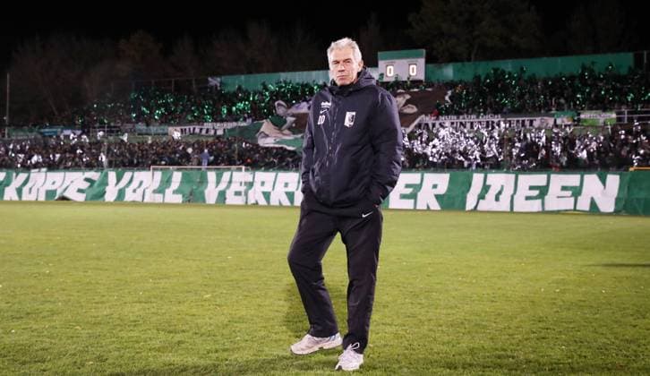 Leipzig, 30.10.2018, Alfred-Kunze-Sportpark, Fussball, DFB Pokal, 2. Runde , BSG Chemie Leipzig - SC Paderborn 0:3 (0:2) , Im Bild: Trainer Dietmar Demuth, Chemie Leipzig. , Gemäß den Vorgaben des DFB Deutscher Fußball Bund ist es untersagt, in dem Stadion und oder vom Spiel angefertigte Fotoaufnahmen in Form von Sequenzbildern und oder videoähnlichen Fotostrecken zu verwerten bzw. verwerten zu lassen. ,