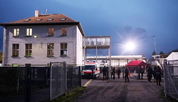 Leipzig, 30.10.2018, Alfred-Kunze-Sportpark, Fussball, DFB Pokal, 2. Runde , BSG Chemie Leipzig - SC Paderborn 0:3 (0:2) , Im Bild: Stadionansicht im Flutlicht, Flutlichtmast, Hauptgebäude , Gemäß den Vorgaben des DFB Deutscher Fußball Bund ist es untersagt, in dem Stadion und oder vom Spiel angefertigte Fotoaufnahmen in Form von Sequenzbildern und oder videoähnlichen Fotostrecken zu verwerten bzw. verwerten zu lassen. ,