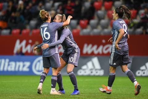 v.li.: Lina Maria Magull (FC Bayern München, FCB, 16) Jill Roord (FC Bayern München, FCB, 10) Jovana Damnjanovic (FC Bayern München, FCB, 9) mit Torjubel, Jubel, Torjubel, Torerfolg, celebrate the goal, goal, celebration, Jubel ueber das Tor zum 2:0 durch Jill Roord (FC Bayern München, FCB, 10), optimistisch, Action, Aktion, Fussball, UEFA Women s Champions League, FC Bayern München - FC Zürich,