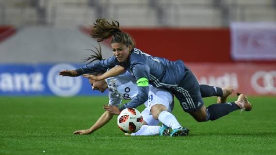 v.li.: Patricia Willi (FC Zürich, 9) Melanie Leupolz (FC Bayern München, FCB, 8) im Zweikampf, Duell, duel, tackle, Dynamik, Action, Aktion, Fussball, UEFA Women s Champions League, FC Bayern München - FC Zürich,