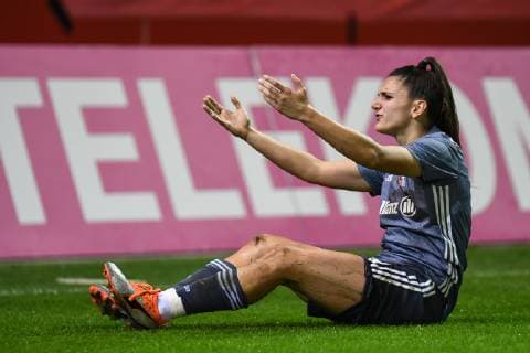 Jovana Damnjanovic (FC Bayern München, FCB, 9) am Boden sitzend, reklamiert, beschweren, meckern, pessimistisch, Action, Aktion Freisteller, Einzelbild, Aktion, Action, Fussball, UEFA Women s Champions League, FC Bayern München - FC Zürich,