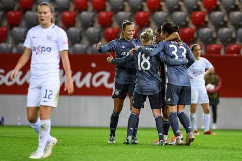 v.li.: Malin Gut (FC Zürich, 12) , Lorena Baumann (FC Zürich, 22) enttäuscht schauend, Enttäuschung, Frustration, disappointed, pessimistisch, Spielerinnen des FC Bayern mit Torjubel, Jubel, Torjubel, Torerfolg, celebrate the goal, goal, celebration, Jubel ueber das Tor zum 1:0 durch Sara Ilonka Däbritz (Sara Daebritz, FC Bayern München, FCB, 33) (2.v.re.), optimistisch, Action, Aktion, Fussball, UEFA Women s Champions League, FC Bayern München - FC Zürich,