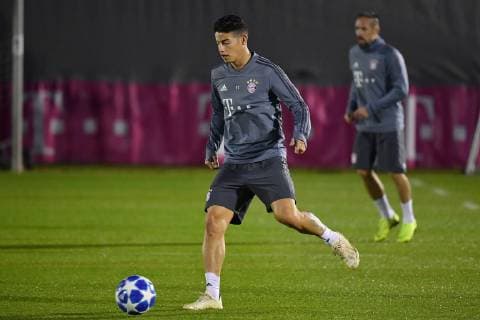 James RODRIGUEZ (Bayern Muenchen) am Ball, Aktion,Einzelaktion,Einzelbild, Freisteller,Ganzkoerperaufnahme,ganze Figur. Abschlusstraining FC Bayern Muenchen vor dem Champions League Spiel gegen AEK Athen, Trainingsgelaende an der Saebener Strasse, Fussball,am 06.11..2018,.