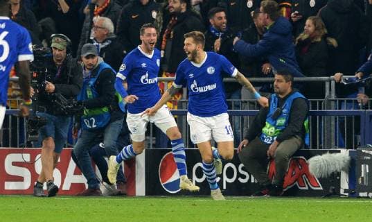 Fussball, UEFA Champions League, Herren, Saison 2018 2019, Gruppe D, 4. Spieltag, VELTINS Arena Gelsenkirchen: FC Schalke 04, S04 (blau) - Galatasaray Istanbul (rot); Jubel Guido Burgstaller (S04) nach seinem Tor zum 1:0, zusammen mit Marc Uth (S04). Jubel, Freude, Aktion. DFL REGULATIONS PROHIBIT ANY USE OF PHOTOGRAPHS AS IMAGE SEQUENCES AND OR QUASI-VIDEO.