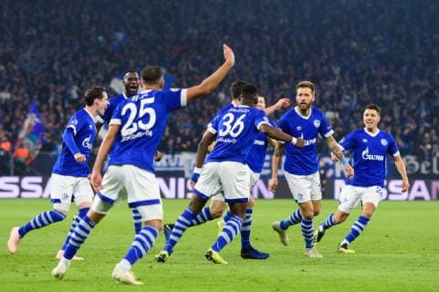 GER, UEFA Champions League, Gruppenphase, Gruppe D, FC Schalke 04 vs. Galatasaray Istanbul 06.11.2018, VELTINS Arena, Gelsenkirchen, Deutschland, GER, UEFA Champions League, Gruppenphase, Gruppe D, FC Schalke 04 vs. Galatasaray Istanbul DFL REGULATIONS PROHIBIT ANY USE OF PHOTOGRAPHS AS IMAGE SEQUENCES AND OR QUASI-VIDEO. im Bild Torjubel Jubel Schalke um Guido Burgstaller ( 19 Schalke) nach 1-0 Schalke