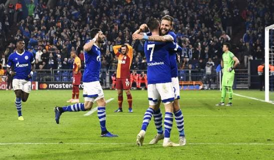 Fussball, UEFA Champions League, Herren, Saison 2018 2019, Gruppe D, 4. Spieltag, VELTINS Arena Gelsenkirchen: FC Schalke 04, S04 (blau) - Galatasaray Istanbul (rot); Jubel Marc Uth (S04) nach seinem Tor zum 2:0, zusammen mit Guido Burgstaller (S04), Daniel Caligiuri (S04). Jubel, Freude, Aktion. DFL REGULATIONS PROHIBIT ANY USE OF PHOTOGRAPHS AS IMAGE SEQUENCES AND OR QUASI-VIDEO.