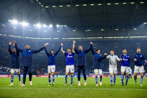 vl: Mark Uth (FC Schalke 04 7), Naldo (FC Schalke 04 29), Alessandro Schoepf (FC Schalke 04 28), Benjamin Stambouli (FC Schalke 04 17), Torwart Ralf Faehrmann (FC Schalke 04 1), Sebastian Rudy (FC Schalke 04 13), Steven Skrzybski (FC Schalke 04 22), Daniel Caligiuri (FC Schalke 04 18) und Guido Burgstaller (FC Schalke 04 19) bei der La Ola Welle beim Champions League Spiel zwischen dem FC Schalke 04 und Galatasaray Istanbul am 06.11.2018, FC Schalke 04 vs Galatasaray Istanbul, Champions League Gruppenphase, 06.11.2018 Gelsenkirchen Copyright: xSchuelerx xEibnerx-xPressefotox EP_EER