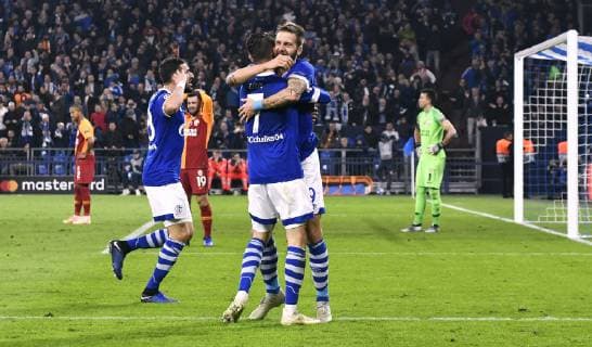 Fussball, UEFA Champions League, Herren, Saison 2018 2019, Gruppe D, 4. Spieltag, VELTINS Arena Gelsenkirchen: FC Schalke 04, S04 (blau) - Galatasaray Istanbul (rot) 2:0; Jubel Marc Uth (S04) nach seinem Tor zum 2:0, zusammen mit Guido Burgstaller (S04). Jubel, Freude, Aktion. DFL REGULATIONS PROHIBIT ANY USE OF PHOTOGRAPHS AS IMAGE SEQUENCES AND OR QUASI-VIDEO.