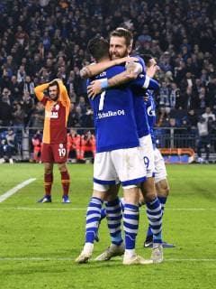 Fussball, UEFA Champions League, Herren, Saison 2018 2019, Gruppe D, 4. Spieltag, VELTINS Arena Gelsenkirchen: FC Schalke 04, S04 (blau) - Galatasaray Istanbul (rot) 2:0; Jubel Marc Uth (S04) nach seinem Tor zum 2:0, zusammen mit Guido Burgstaller (S04). Jubel, Freude, Aktion. DFL REGULATIONS PROHIBIT ANY USE OF PHOTOGRAPHS AS IMAGE SEQUENCES AND OR QUASI-VIDEO.