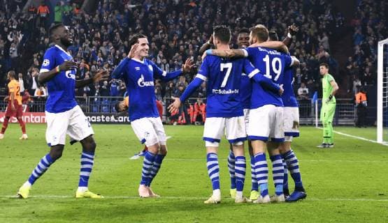 Fussball, UEFA Champions League, Herren, Saison 2018 2019, Gruppe D, 4. Spieltag, VELTINS Arena Gelsenkirchen: FC Schalke 04, S04 (blau) - Galatasaray Istanbul (rot) 2:0; Jubel Marc Uth (S04) nach seinem Tor zum 2:0, zusammen mit Guido Burgstaller (S04), Breel Embolo (S04), Sebastian Rudy (S04), Salif Sane (S04). Jubel, Freude, Aktion. DFL REGULATIONS PROHIBIT ANY USE OF PHOTOGRAPHS AS IMAGE SEQUENCES AND OR QUASI-VIDEO.