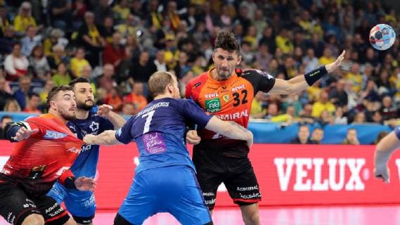 v.li.: Jonas Truchanovicius (MHB, 7), Alexander Petersson (RNL, 32), Zweikampf, Spielszene, Duell, duel, tackle, tackling, Dynamik, Action, Aktion, Handball, Champions League, Rhein-Neckar Löwen - Montpellier HB,