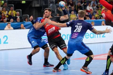 v.li.: Baptiste Bonnefond (MHB, 24), Alexander Petersson (RNL, 32), Valentin Porte (MHB, 28), Zweikampf, Spielszene, Duell, duel, tackle, tackling, Dynamik, Action, Aktion, Handball, Champions League, Rhein-Neckar Löwen - Montpellier HB,