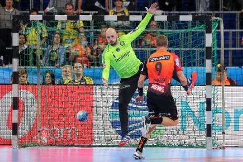 v.li.: Vincent Gerard (Torwart, MHB, 1) hat keine Chance gegen den Torwurf von Gudjon Valur Sigurdsson (RNL, 9), Tor, Aktion, Action, Spielszene, Handball, Champions League, Rhein-Neckar Löwen - Montpellier HB,