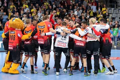 Spieler der Rhein-Neckar-Löwen, Jubel nach dem Schlusspfiff, Sieg, Sieger, Gewinner, jubelt, jubeln, Freude, optimistisch, Highlight, Action, Aktion, Handball, Champions League, Rhein-Neckar Löwen - Montpellier HB,