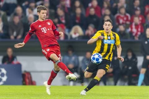 GER, UEFA CL, FC Bayern Muenchen (GER) vs AEK Athen (GRC) 07.11.2018, Allianz Arena, Muenchen, GER, UEFA CL, FC Bayern Muenchen (GER) vs AEK Athen (GRC), Gruppe E, UEFA regulations prohibit any use of photographs as image sequences and or quasi-video, im Bild Thomas Müller (FCB 25) mit Marko Livaja (AEK Athen 10)