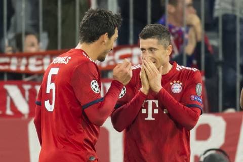 GER, UEFA CL, FC Bayern Muenchen (GER) vs AEK Athen (GRC) 07.11.2018, Allianz Arena, Muenchen, GER, UEFA CL, FC Bayern Muenchen (GER) vs AEK Athen (GRC), Gruppe E, UEFA regulations prohibit any use of photographs as image sequences and or quasi-video, im Bild Jubel nach dem Tor zum 1-0 durch Robert Lewandowski (FCB 9) mit LMats Hummels (FCB 5)