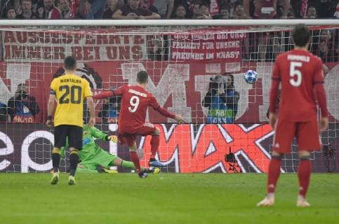Fussball, Herren, Saison 2018 2019, Champions League, Vorrunde (Gruppe E, 4. Spieltag), FC Bayern München - AEK Athen, Robert Lewandowski (Bayern München) erzielt per Elfmeter das Tor zum 1:0 gegen Torwart Vasilios Barkas (AEK Athen), rechts Mats Hummels (Bayern München), 07.11. 2018, Copyright: xMatthiasxKochx