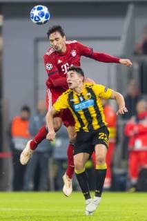 GER, UEFA CL, FC Bayern Muenchen (GER) vs AEK Athen (GRC) 07.11.2018, Allianz Arena, Muenchen, GER, UEFA CL, FC Bayern Muenchen (GER) vs AEK Athen (GRC), Gruppe E, UEFA regulations prohibit any use of photographs as image sequences and or quasi-video, im Bild Mats Hummels (FCB 5) im kampf mit Ezequiel Ponce (AEK Athen 22)