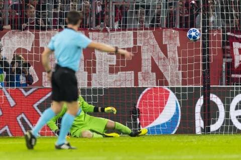 GER, UEFA CL, FC Bayern Muenchen (GER) vs AEK Athen (GRC) 07.11.2018, Allianz Arena, Muenchen, GER, UEFA CL, FC Bayern Muenchen (GER) vs AEK Athen (GRC), Gruppe E, UEFA regulations prohibit any use of photographs as image sequences and or quasi-video, im Bild Tor zum 1-0 durch Robert Lewandowski (FCB 9) mit Vassilis Barkas (AEK Athen 1)