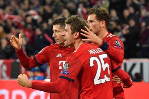 Torjubel v.li:Robert LEWANDOWSKI (Bayern Muenchen),Thomas MUELLER (MÜLLER,Bayern Muenchen), Leon GORETZKA (Bayern Muenchen), Aktion, Jubel,Freude,Begeisterung,. FC Bayern Muenchen (M) - AEK Athens FC (Athen), Fussball Champions League,Gruppe E, am 07.11.2018. A L L I A N Z A R E N A. DFL REGULATIONS PROHIBIT ANY USE OF PHOTOGRAPHS AS IMAGE SEQUENCES AND OR QUASI-VIDEO.
