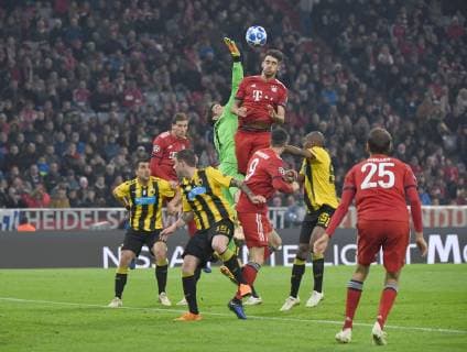 Fussball, Herren, Saison 2018 2019, Champions League, Vorrunde (Gruppe E, 4. Spieltag), FC Bayern München - AEK Athen, oben v. l. Torwart Vasilios Barkas (AEK Athen), Leon Goretzka (Bayern München), 07.11. 2018, Copyright: xMatthiasxKochx
