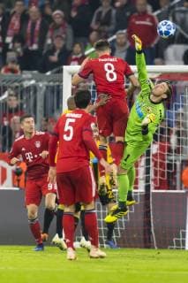 GER, UEFA CL, FC Bayern Muenchen (GER) vs AEK Athen (GRC) 07.11.2018, Allianz Arena, Muenchen, GER, UEFA CL, FC Bayern Muenchen (GER) vs AEK Athen (GRC), Gruppe E, UEFA regulations prohibit any use of photographs as image sequences and or quasi-video, im Bild Javi Martinez (FCB 8) im kampf mit Vassilis Barkas (AEK Athen 1) mit Robert Lewandowski (FCB 9) Mats Hummels (FCB 5)