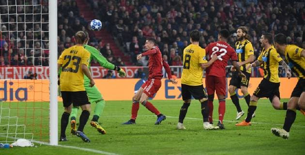 Fussball, Herren, Saison 2018 2019, Champions League, Vorrunde (Gruppe E, 4. Spieltag), FC Bayern München - AEK Athen, Robert Lewandowski (3. v. l., Bayern München) erzielt das Tor zum 2:0 gegen Torwart Vasilios Barkas (AEK Athen), 07.11. 2018, Copyright: xMatthiasxKochx