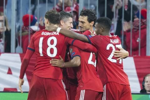 GER, UEFA CL, FC Bayern Muenchen (GER) vs AEK Athen (GRC) 07.11.2018, Allianz Arena, Muenchen, GER, UEFA CL, FC Bayern Muenchen (GER) vs AEK Athen (GRC), Gruppe E, UEFA regulations prohibit any use of photographs as image sequences and or quasi-video, im Bild Jubel nach dem Tor zum 2-0 durch Robert Lewandowski (FCB 9) mit Mats Hummels (FCB 5) Leon Goretzka (FCB 18) David Alaba (FCB 27)