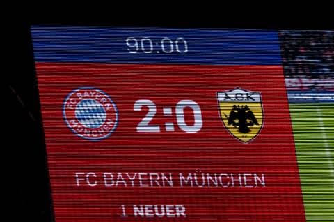 GER, UEFA CL, FC Bayern Muenchen (GER) vs AEK Athen (GRC) 07.11.2018, Allianz Arena, Muenchen, GER, UEFA CL, FC Bayern Muenchen (GER) vs AEK Athen (GRC), Gruppe E, UEFA regulations prohibit any use of photographs as image sequences and or quasi-video, im Bild Endstand auf der Anzeigetafel 2-0