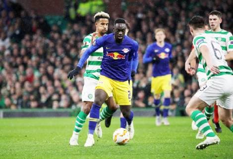 Celtic Glasgow - RB Leipzig Fussball Euro League Glasgow, 08.11.2018, Celtic Park, Fussball, UEFA EURO EM Europameisterschaft Fussball League , Gruppe B, 4.Spieltag , Celtic Glasgow vs. RB Leipzig , Im Bild von links; Scott Sinclair (11, Celtic), Jean-Kevin Augustin (29, RB Leipzig) und Kieran Tierney (63, Celtic) . , Gemäß den Vorgaben der UEFA ist es untersagt, in dem Stadion und oder vom Spiel angefertigte Fotoaufnahmen in Form von Sequenzbildern und oder videoähnlichen Fotostrecken zu verwerten bzw. verwerten zu lassen. ,
