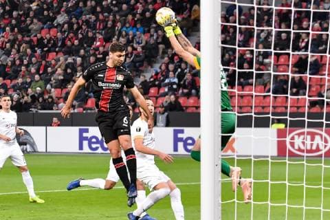 GER, Europa League, Bayer 04 Leverkusen vs FC Zürich 08.11.2018, BayArena, Leverkusen, GER, Europa League, Bayer 04 Leverkusen vs FC Zürich, DFL regulations prohibit any use of photographs as image sequences and or quasi-video im Bild Strafraumszene . Torchance von Aleksandar Dragovic ( 6, Bayer 04 Leverkusen) li. Yanick Brecher ( 25, FC Zürich Zuerich) re.