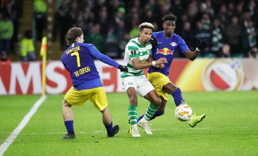 Celtic Glasgow - RB Leipzig Fussball Euro League Glasgow, 08.11.2018, Celtic Park, Fussball, UEFA EURO EM Europameisterschaft Fussball League , Gruppe B, 4.Spieltag , Celtic Glasgow vs. RB Leipzig , Im Bild von links; Marcel Sabitzer (7, RB Leipzig), Scott Sinclair (11, Celtic), und Nordi Mukiele (22, RB Leipzig) . , Gemäß den Vorgaben der UEFA ist es untersagt, in dem Stadion und oder vom Spiel angefertigte Fotoaufnahmen in Form von Sequenzbildern und oder videoähnlichen Fotostrecken zu verwerten bzw. verwerten zu lassen. ,