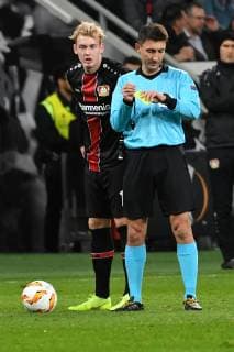 GER, UEFA EL, Bayer 04 Leverkusen (GER) vs. FC Zuerich (SUI) 08.11.2018, BayArena, Leverkusen, Europaleque, Vorrunde, GER, UEFA EL, Bayer 04 Leverkusen (GER) vs. FC Zuerich (SUI), DFL regulations prohibit any use of photographs as image sequences and or quasi-video im Bild picture shows: Julian Brandt (Leverkusen 10), und Schiedsrichter referee Pawel Gil (SR)